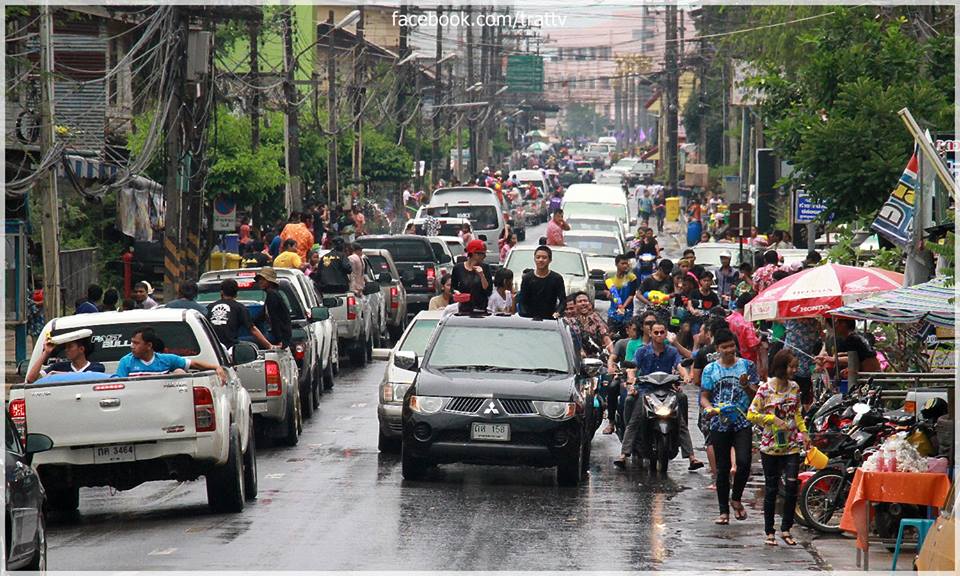 บรรยากาศสงกรานต์บริเวณถนนข้าวสวยจังหวัดตราด