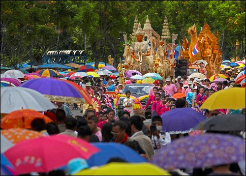 Miracle Isan ฉลองครบรอบ 111 ปี แห่เทียนเมืองอุบล “111 ปี ลือเลื่อง ฮุ่งเฮืองเมืองธรรม งามล้ำเทียนพรรษา ภูมิปัญญาชาวอุบลฯ”