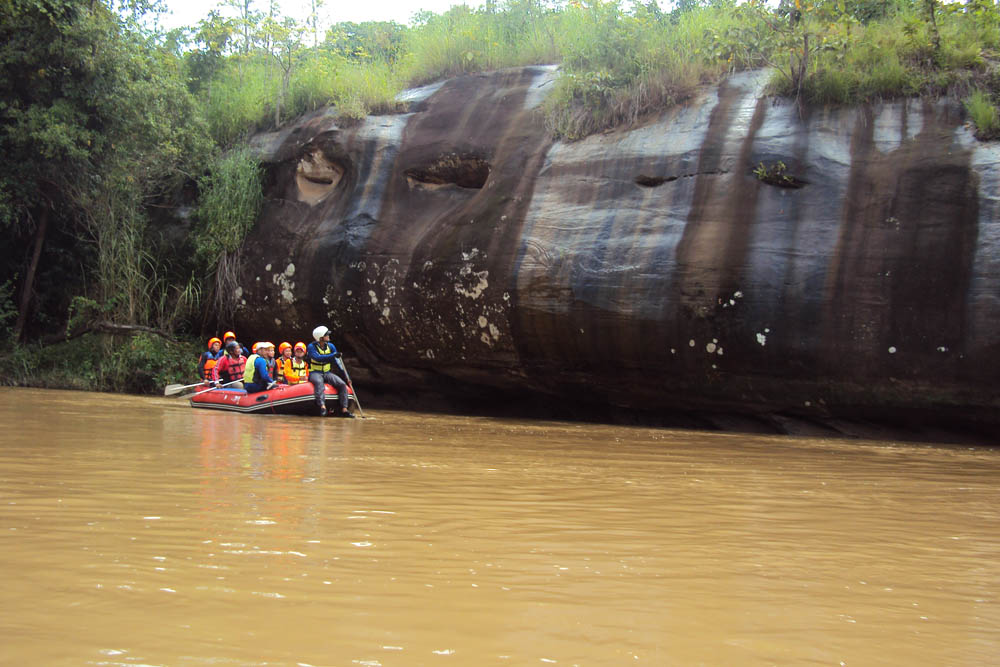 ผจญภัยกับกิจกรรมล่องแก่งลำน้ำสาน