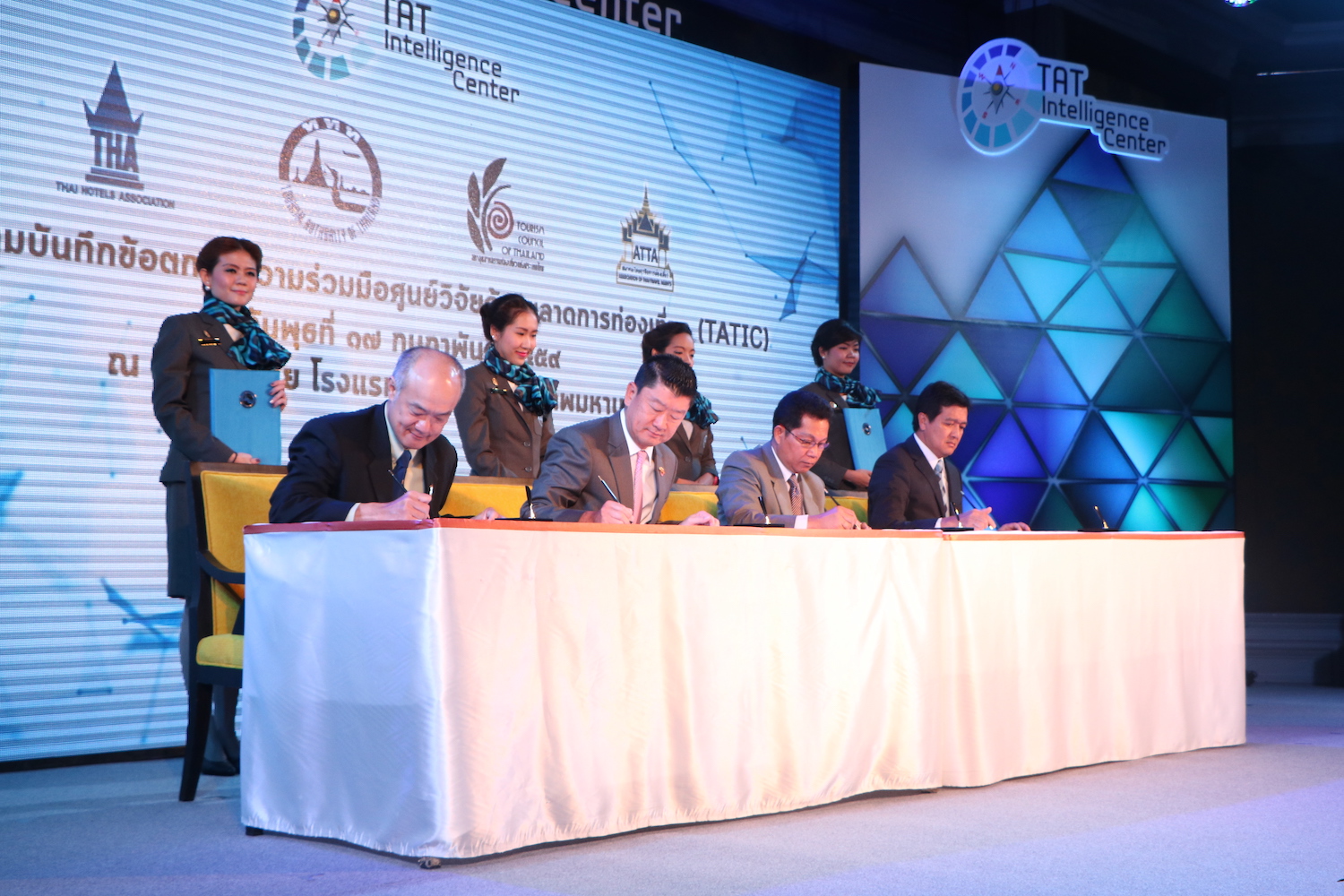 พิธีลงนามบันทึกข้อตกลงความร่วมมือของศูนย์วิจัยด้านตลาดการท่องเที่ยว และการจัดเสวนาในหัวข้อ “Insight Innovation Inspiration for Local Tourism”