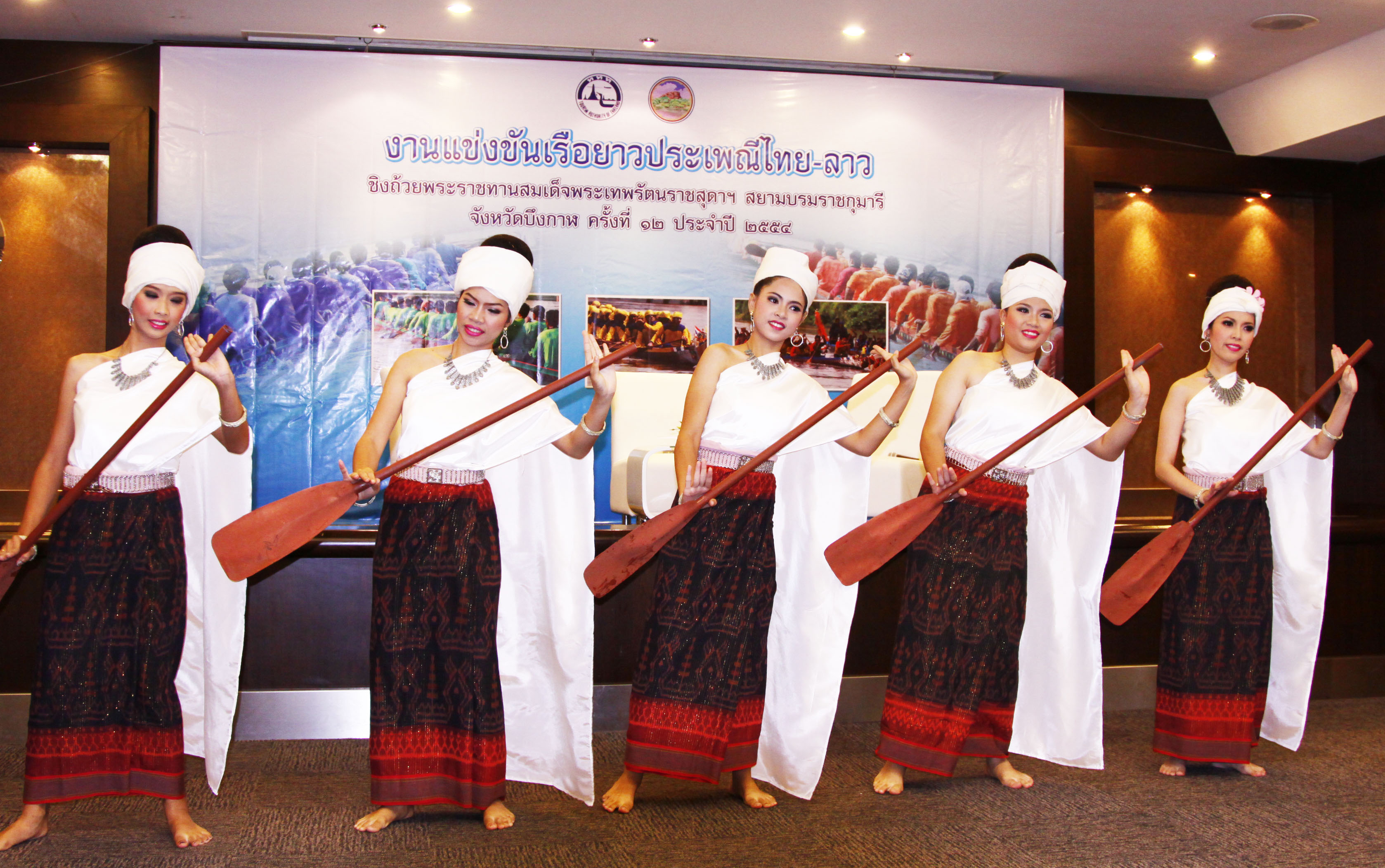 ททท. สำนักงานอุดรธานีขอเชิญชมการแข่งขันเรือยาวประเพณีไทย – ลาว ชิงถ้วยพระราชทานสมเด็จพระเทพรัตนราชสุดาฯสยามบรมราชกุมารี ครั้งที่ ๑๒ ประจำปี ๒๕๕๔