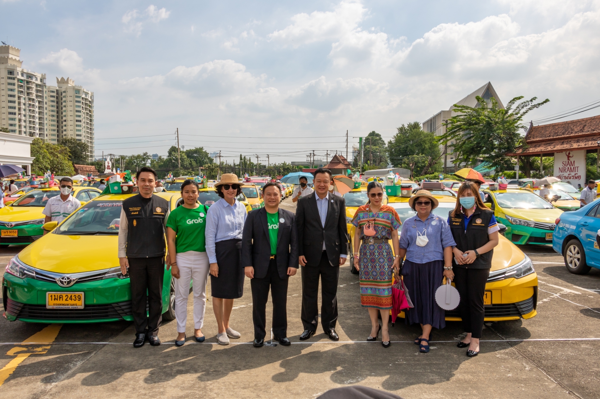 ททท. ร่วมกับ Grab Taxi จัดกิจกรรมทำความสะอาดรถแท็กซี่สาธารณะตามมาตรฐาน SHA เพื่อสร้างความมั่นใจแก่ผู้ใช้บริการ