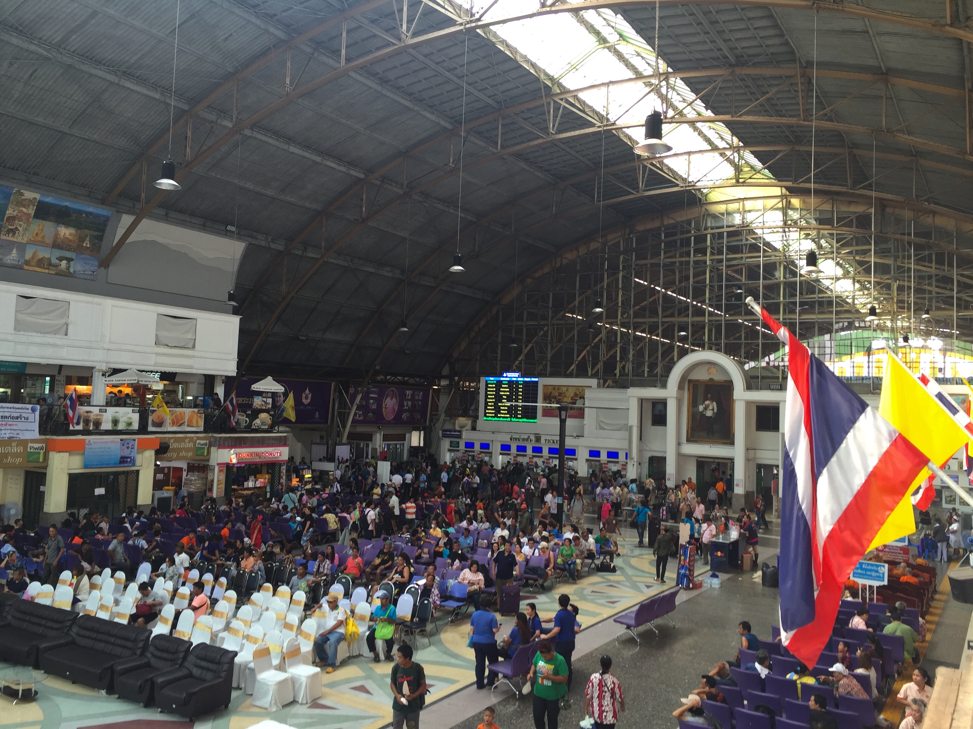 บรรยากาศหัวลำโพงประชาชนทยอยเดินทางกลับภูมิลำเนาอย่างคึกคัก