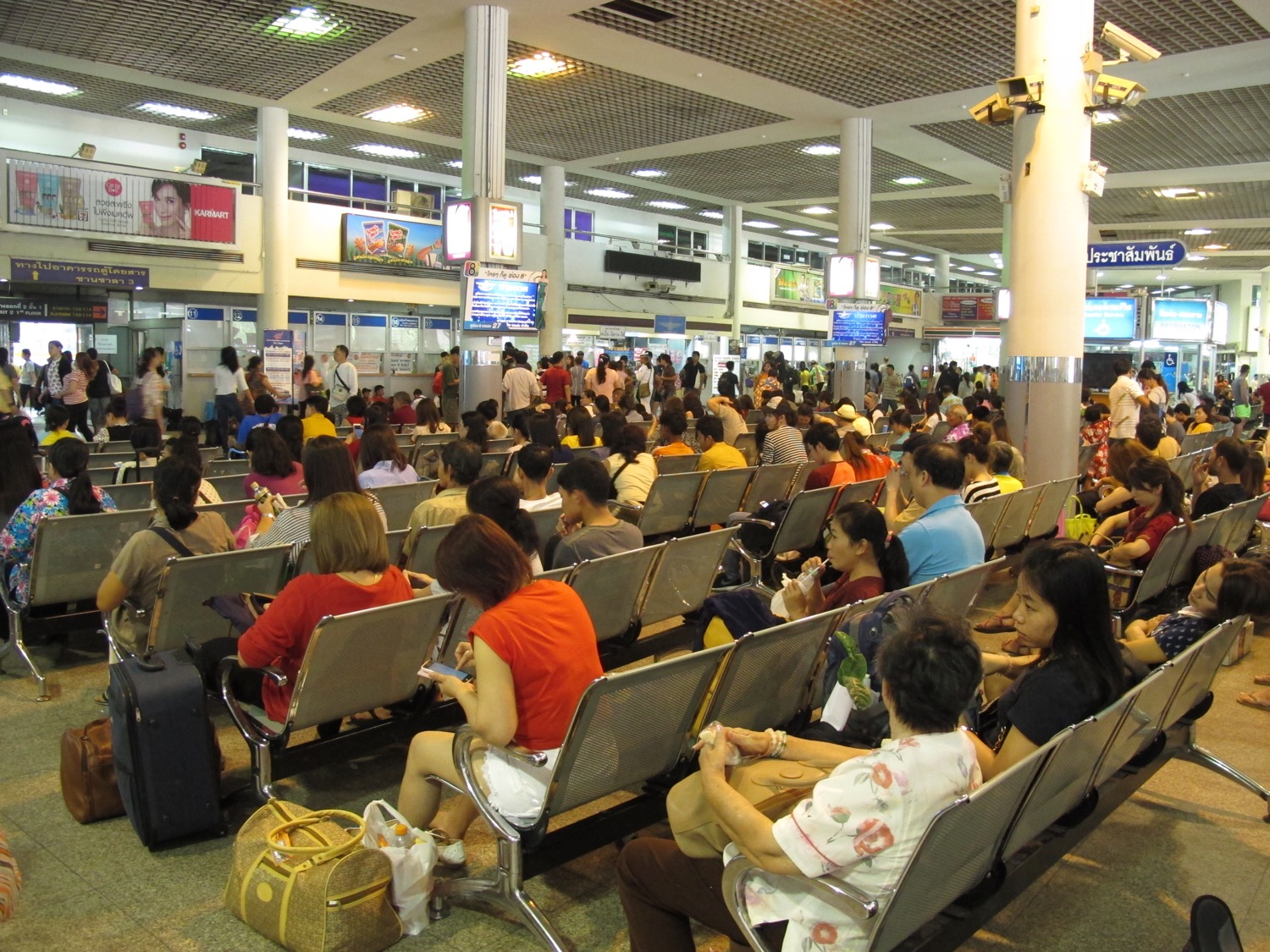 บรรยากาศประชาชนเดินกลับภูมิลำเนาที่สถานีขนส่งสายเหนือ และตะวันออกเฉียงเหนือ (หมอชิต)